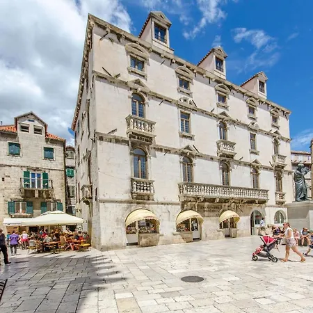 Mrs Brightside Apartment *